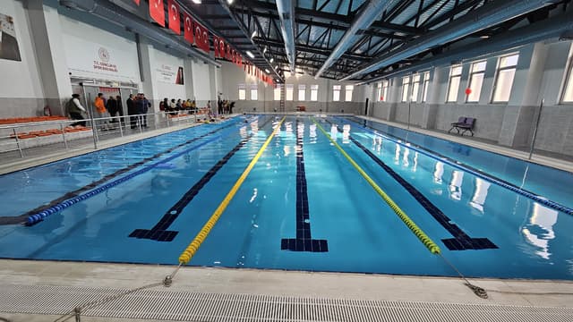 Tuşba Abdurrahmangazi Yarı Olimpik Havuzu